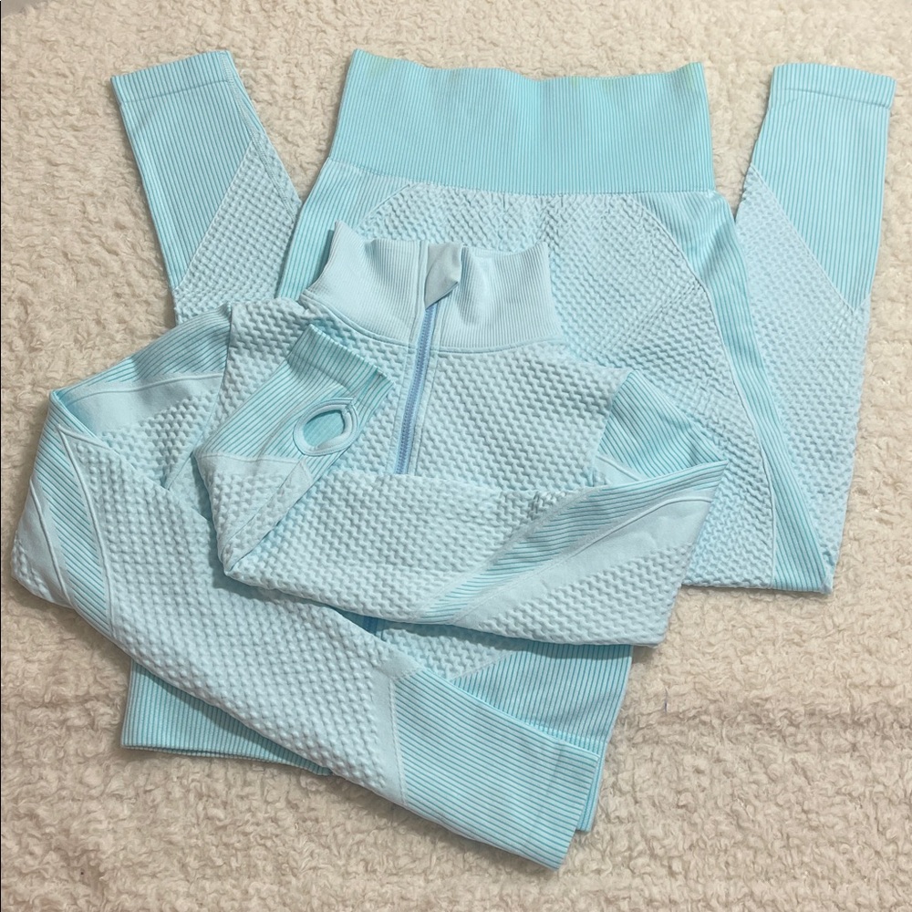 NWOT‎ Textured Two Piece Seamless Yoga Set Size XS. Color Slyblue